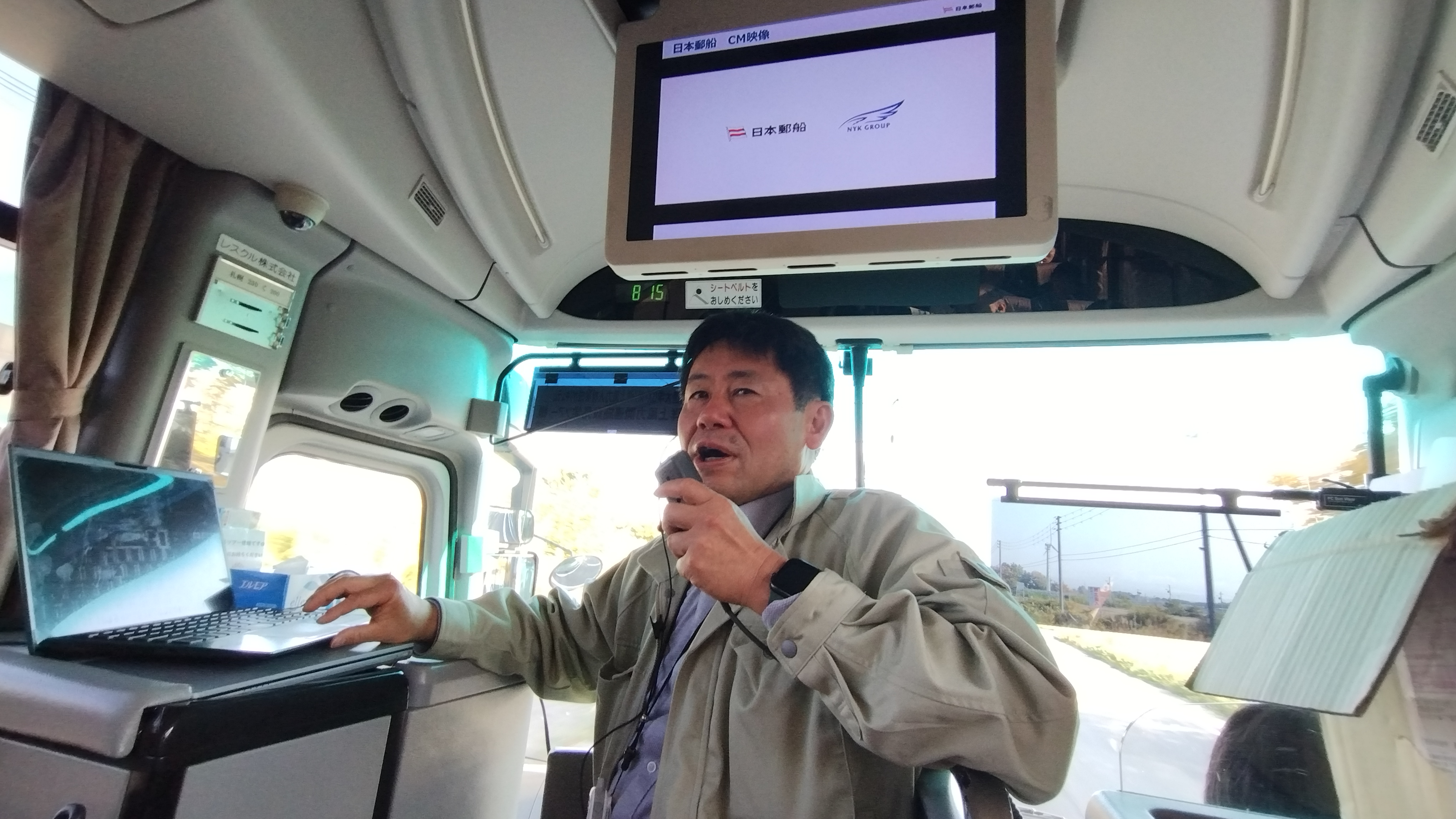 森本氏による車内レクチャーの様子