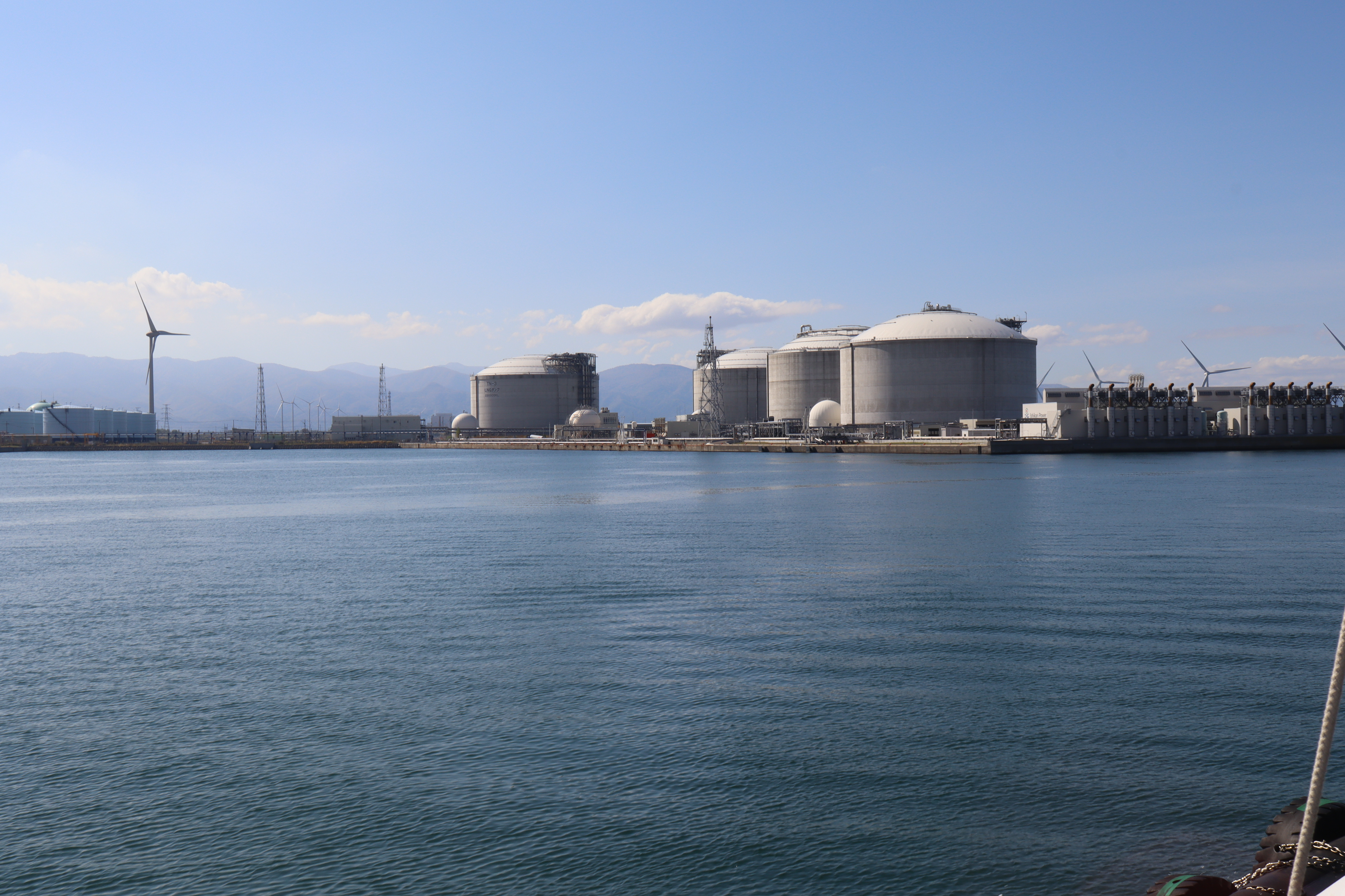 タグボートから見える北海道電力の石狩LNG基地